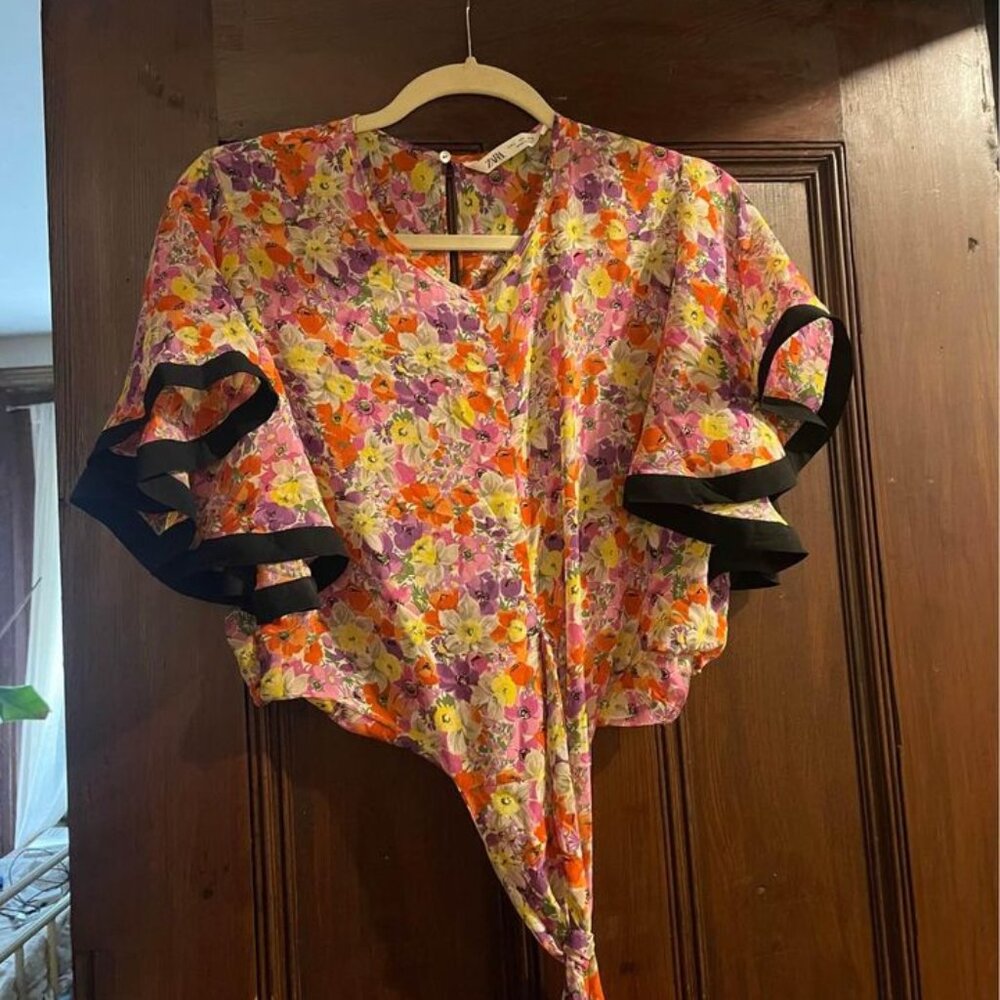 Zara Floral shirt with flowy sleeves and tie- L (more like S or M)